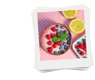 smoothiebowl jordbaer sitron og deilig topping polaroid